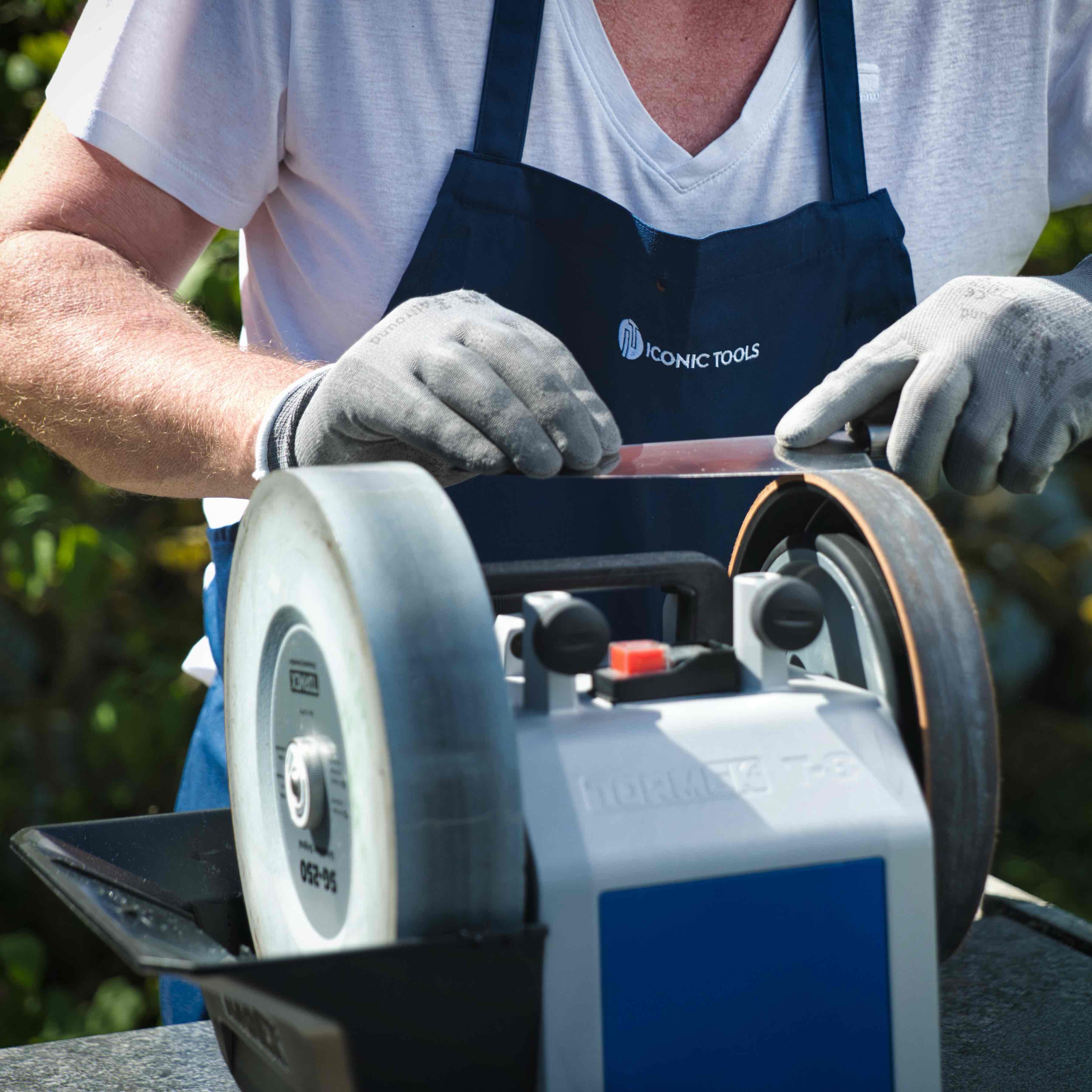 Eine Tormek T-8 Schleifmaschine beim Schleifen von einem Messer